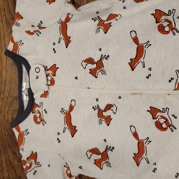 Boys Gerber fox print sleeper size 0-3M - Picture 2 of 4